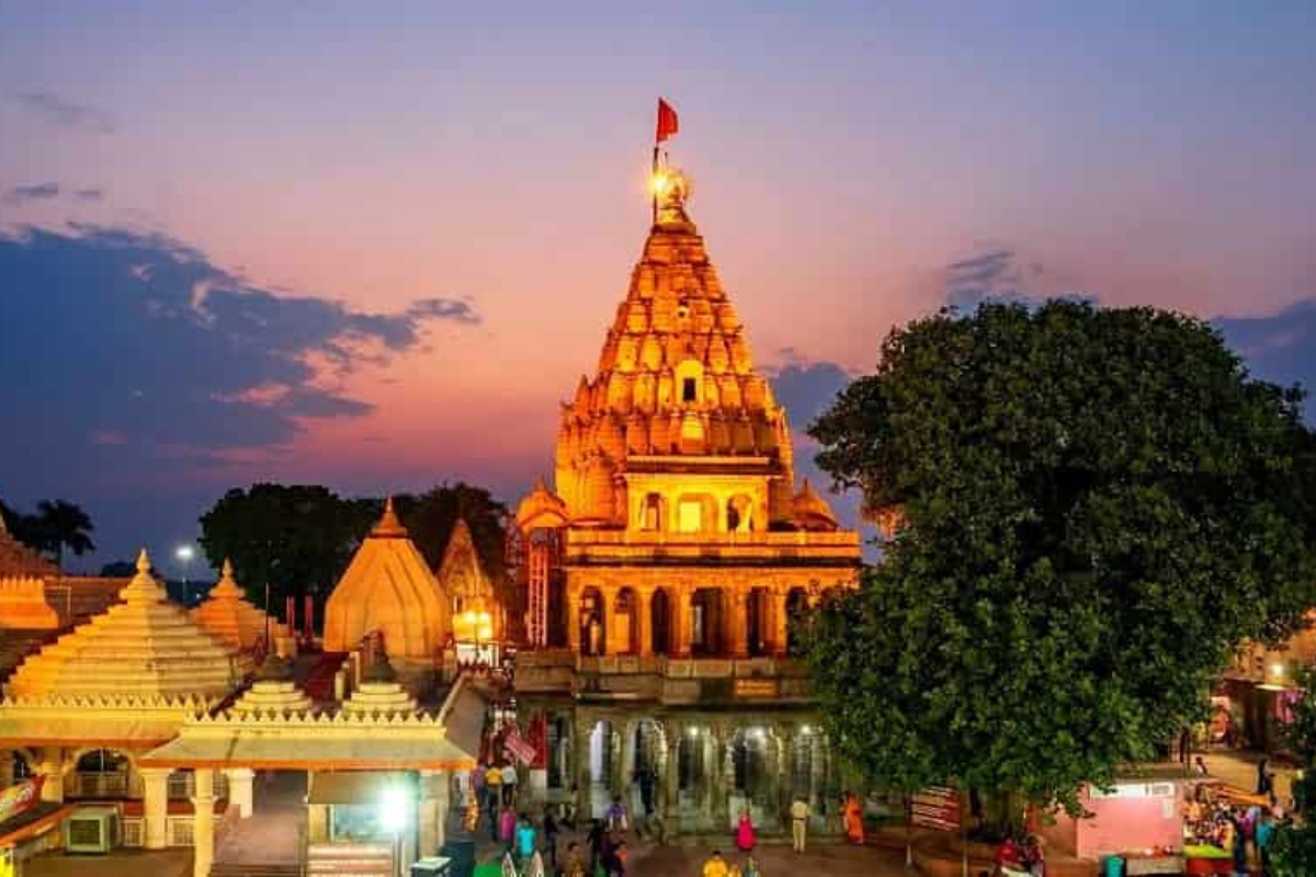 devotees at Mahakal Temple darshan spiritual experience Ujjain
